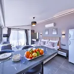 White House 3*