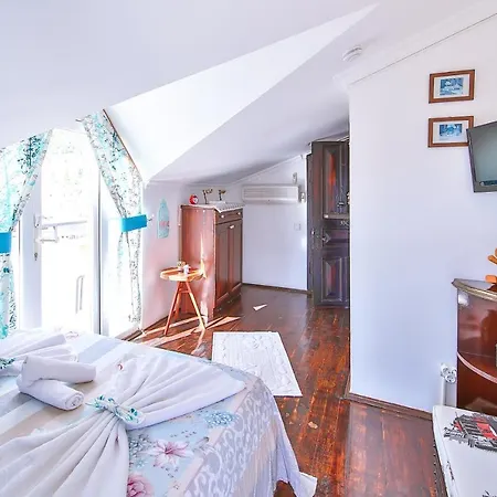 White House 3*